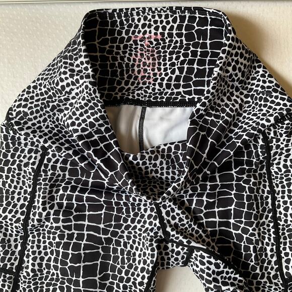 Feed Me Fight Me Women Leggings size M Stretchy Snake Skin Print Black & White - Picture 8 of 9